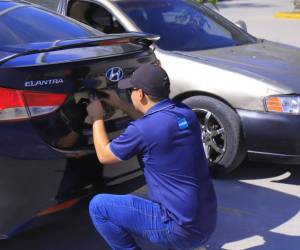 La espera se prolonga y los propietarios de automóviles deben seguir conduciendo sin una placa de identificación en sus vehículos, pero eso no significa que tienen luz verde. Para recorrer el país con libertad, deben portar un permiso.