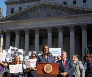 La secretaria de Justicia de Nueva York, Letitia James habló durante una conferencia de prensa sobre los arrestos por ICE. Foto: AP.