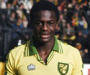 Justin Fashanu declaró abiertamente su homosexualidad en 1990; se suicidó 8 años más tarde de esto. Foto: AFP