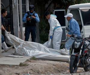 La masacre ocurrió cerca de las 9:00 de la noche del sábado. Medicina Forense llegó a hacer el levantamiento de cuerpos.