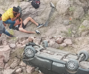 El vehículo dio varias vueltas hasta quedar varios metros en el fondo de un abismo.