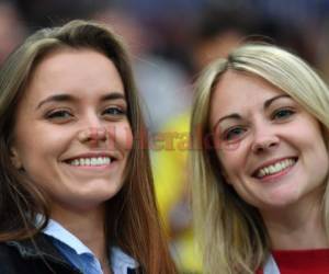 Las mujeres posan antes del partido de fútbol de la ronda mundial de Rusia 2018 entre Colombia e Inglaterra en el Estadio Spartak de Moscú. (Foto: AFP)