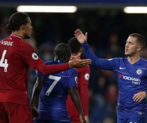 Liverpool's Brazilian midfielder Roberto Firmino (L) vies with Chelsea's Canadian-born English defender Fikayo Tomori (R) during the English Premier League football match between Chelsea and Liverpool at Stamford Bridge in London on September 20, 2020. (Photo by Michael Regan / POOL / AFP) / RESTRICTED TO EDITORIAL USE. No use with unauthorized audio, video, data, fixture lists, club/league logos or 'live' services. Online in-match use limited to 120 images. An additional 40 images may be used in extra time. No video emulation. Social media in-match use limited to 120 images. An additional 40 images may be used in extra time. No use in betting publications, games or single club/league/player publications. /