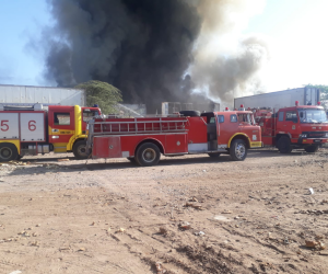 Los trabajos para sofocar el fuego se complicaron, debido a que el humo y las llamas superaban a la cantidad de elementos bomberiles asignados en la zona.