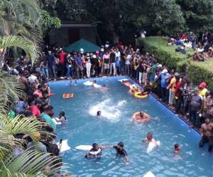 Decenas de personas se sumergieron en la piscina de la residente del mandatario.