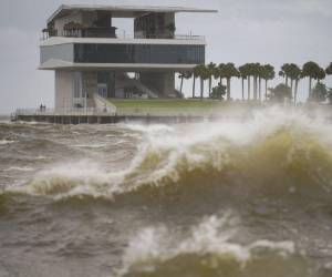 Una marejada ciclónica sin precedentes, inundaciones y daños en estructuras y árboles que han dejado hasta el momento al menos cuatro muertos y decenas de personas atrapadas en sus viviendas tras el paso de este fenómeno natural.