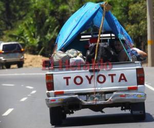 Los capitalinos cargaron los carros con sus maletas y emprendieron el viaje hacia los diferentes destinos turísticos del país. Foto: Johny Magallanes/EL HERALDO