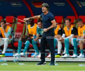 El alemán Joachim Loew dirige a los jugadores de la selección alemana durante el duelo del Grupo F ante Corea del Sur, en la Copa del Mundo 2018 en la Arena Kazán, el miércoles 27 de junio de 2018 en Kazán, Rusia.