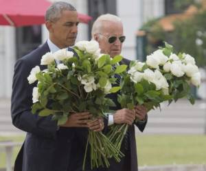 El presidente Obama con un ramo de flores