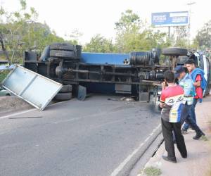 El aparatoso accidente dejó bloqueado el paso vehicular hacia la colonia El Trapiche.