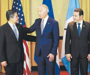 Juan Orlando Hernández, Joe Biden y Jimmy Morales tras la reunión en Guatemala.