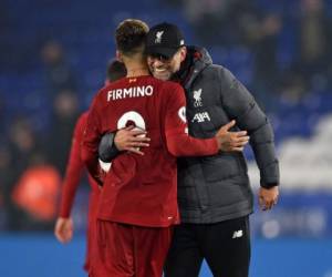 El entrenador del Liverpool, Klopp, junto a su estrella Firmino. (AFP)