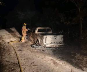 El vehículo fue encontrado en llamas y los bomberos llegaron al lugar para apagar el fuego.