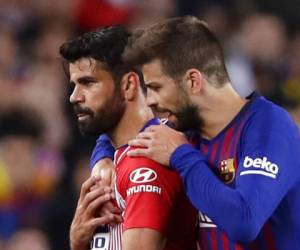 Gerard Piqué del Barcelona conversa con Diego Costa del Atlético de Madrid y quien fue expulsado por insultar al árbitro en el partido de la Liga española. (Foto: AP)