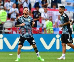 Argentina's forward Lionel Messi and Argentina's midfielder Ever Banega (R) warm up before the Russia 2018 World Cup round of 16 football match between France and Argentina at the Kazan Arena in Kazan on June 30, 2018. / AFP PHOTO / Luis Acosta / RESTRICTED TO EDITORIAL USE - NO MOBILE PUSH ALERTS/DOWNLOADS