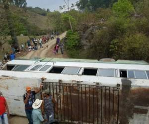 El autobús presentó falla mecánicas en una de las calles de tierra de la aldea San José de Ramos del Municipio de Cantarranas, Francisco Morazán.