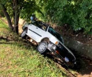 Los viajantes que tuvieron el incidente se transportaban en un vehículo tipo turismo color blanco