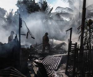 Miles de personas han sido evacuadas de sus casas a causa de los fuertes incendios que han arrasado con 2,000 hectáreas cerca de Los Ángeles.