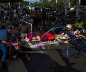 Un grupo de migrantes descansa en un campamento improvisado levantado por la caravana que viaja hacia Estados Unidos, en Mapastepec, México, el 24 de octubre de 2018. (AP Foto/Rodrigo Abd)