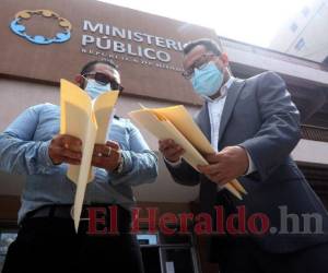 Carlos Mauricio Flores, director Ejecutivo de EL HERALDO, con el periodista Yony Bustillo en el MP.