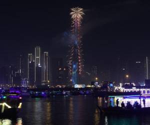 Burj Khalifa, el edificio más alto del mundo, se iluminó a las 12:00 de la madrugada del 1 de enero de 2025.