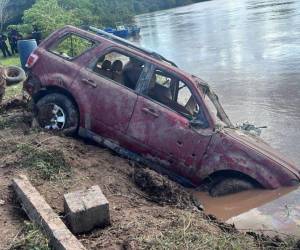 Tres de los cinco carros en los que se transportaba el hermano del extraditable y sus 11 guardaespaldas fueron encontrados en el río Ulúa.