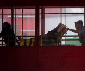 Un paciente con Covid-19 es ingresado de emergencia a un hospital de Nueva York. Foto AFP