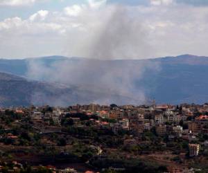 El humo se eleva después de que un bombardeo israelí impactara la ciudad de Khiyam, cerca de la frontera entre Líbano e Israel, en el sur del Líbano.