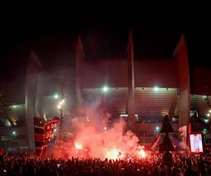 El partido fue interrumpido una vez en la primera parte por las bengalas, pero en el minuto 66 se tuvo que detener durante 34 minutos por las mismas razones. La emoción estalló en las afueras del estadio cuando concluyó el partido.