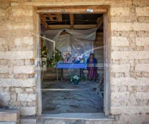 Natalia Tomás permanece cerca de un altar adornado con fotografías de su hijo Iván Gudiel en su casa en Comitancillo, Guatemala, el miércoles, 27 de enero de 2021. La señora cree que su hijo figura entre las 19 personas asesinadas a tiros y calcinadas hace días en el estado mexicano de Tamaulipas, fronterizo con Estados Unidos. Foto: AP