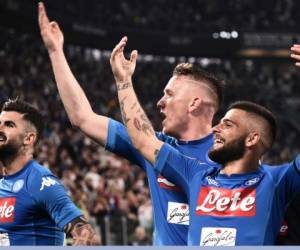 Jugadores del Nápoles celebran el gol frente a la Juventus en la Liga de Italia. Foto:AFP