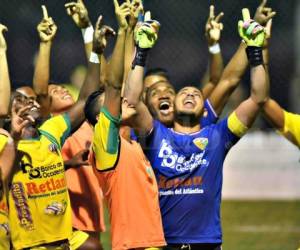 El Panchi Reyes celebra con sus compañeros del Social Sol el gol con el que vencieron el Vida. Dedicado a Dios, quizá su padre y su hijo fallecido. Foto: Samuel Zelaya / Grupo Opsa.