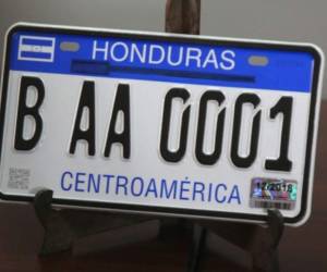 Las placas físicas son fabricadas en países como México y Brasil, donde hay laboratorios especializados que cumplen con las normas.