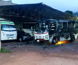 Un bus quedó totalmente calcinado en un incendio registrado la madrugada del domingo en un parqueadero de buses en El Carrizal, cerca del puente, donde otro incendio consumió cinco puestos de venta.