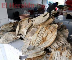 Desde 130 lempiras se cotiza la libra de pescado seco en el mercado de mariscos ubicado en La Isla. Las autoridades del mercado garantizan que la demanda del producto marino será suplida. Foto: Jimmy Argueta/EL HERALDO