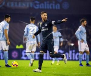 El defensa del Real Madrid, Sergio Ramos, celebra tras anotar el tercer gol de su equipo durante un partido de La Liga contra el Celta en el estadio de Balaídos.