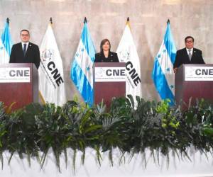 La consejera presidenta Ana Paola Hall acompañada de los consejeros Kelvin Aguirre y Julio Navarro.