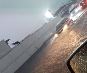 Las fuertes lluvias que azotaron San Pedro Sula este viernes provocaron inundaciones, cortes de energía y caos vehicular en la ciudad.