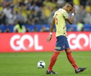 El defensor William Tesillo lamenta haber fallado el penal por la selección de Colombia frente a Chile que dejó a su equipo fuera. Foto: AP.