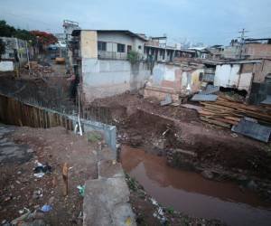La temporada de lluvias continúa representando un gran peligro para los pobladores del barrio Los Jucos, quienes enfrentan la amenaza constante de la crecida del caudal de la quebrada “La Orejona”.