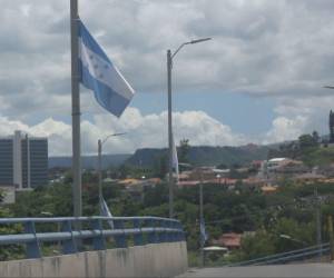 Los puentes de la capital lucen el máximo manto, recordando con fervor el mes patrio.