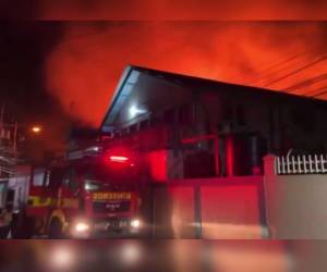 Pavoroso incendio consume el Hospital de Roatán
