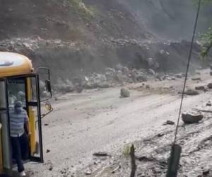 Un tramo de la carretera CA-4, específicamente en el sector de la colonia Lempira de San Pedro Sula, Cortés, se ha convertido en un verdadero desafío para los conductores debido a los constantes deslizamientos de tierra.