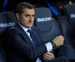 El seleccionador del Barcelona, Ernesto Valverde, analiza antes del partido de la liga española de fútbol entre el FC Barcelona y el Girona FC en el estadio Camp Nou. Foto AFP