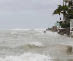 Jamaica se prepara con refugios abastecidos y medidas de protección ante la llegada del huracpan Beryl.