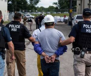 La semana pasada una megarredada dejó como resultado la captura de casi 300 personas en una empresa en Dallas, Texas. Foto cortesía ICE