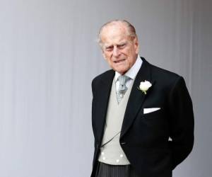 En esta foto del 12 de octubre del 2018, el príncipe Felipe de Inglaterra espera la procesión nupcial tras la boda de la princesa Eugenie de York y Jack Brooksbank en la Capilla de San Jorge, en el Castillo de Windsor, cerca de Londres. El Palacio de Buckingham dijo el viernes 20 de diciembre del 2019 que Felipe, esposo de la reina Isabel II, ingresó a un hospital en Londres “como una medida precautoria” para la observación y tratamiento de una condición preexistente.