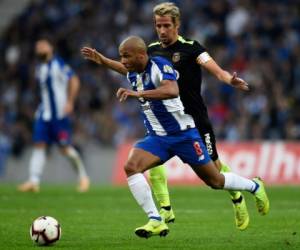 El delantero argelino Yacine Brahimi del Oporto compite con el delantero portugués del Rio Ave. Fabio Coentrao durante el partido de fútbol de la Liga española entre el Club Deportivo Leganes SAD y el Sevilla FC en el Estadio Municipal Butarque en Leganés el 23 de diciembre de 2018.