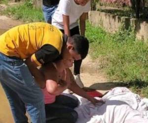 El papá y y la mamá de <b>Jeremy (10) lloraban la pérdida de su hijo, asesinado a machetazos.</b>