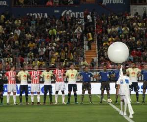 Los jugadores del América y Necaxa, entre ellos el hondureño Brayan Beckeles en un homenaje al Chapecoense antes de la primera semifinal en México. Foto: Agencia AFP.